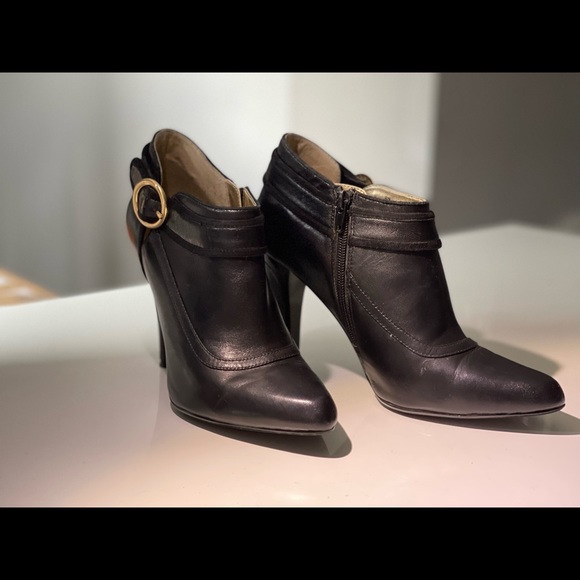 Shoes - Gianni Collection- USED- size 8- black and gold